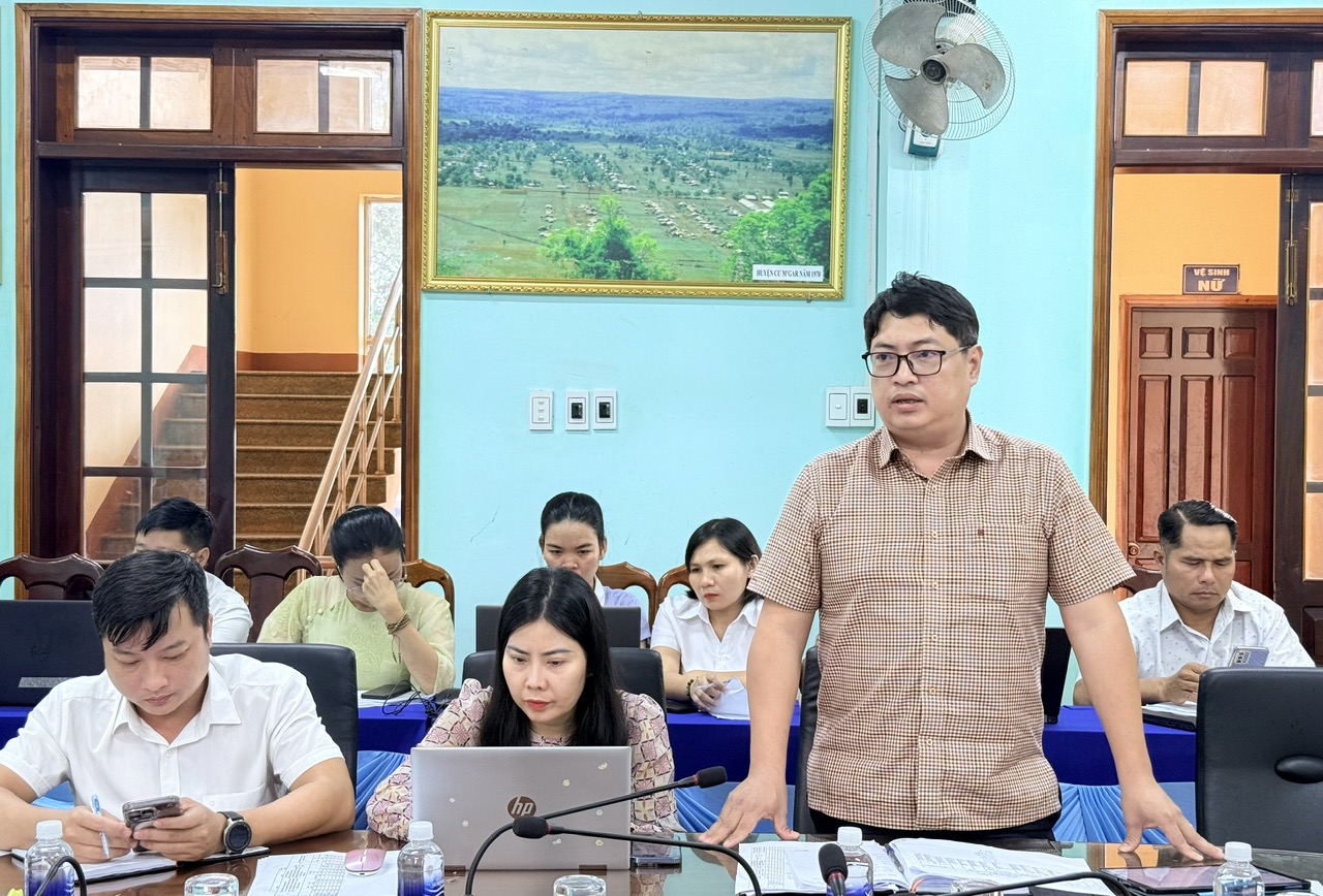 Đồng chí Hoàng Xuân Phương, Phó Giám đốc Văn phòng đăng ký đất đai tỉnh Đắk Lắkk, trưởng đoàn công tác phát biểu tại buổi làm việc